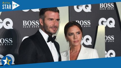 Noël De Stars. David Beckham sort un improbable pull moche en hommage à sa femme