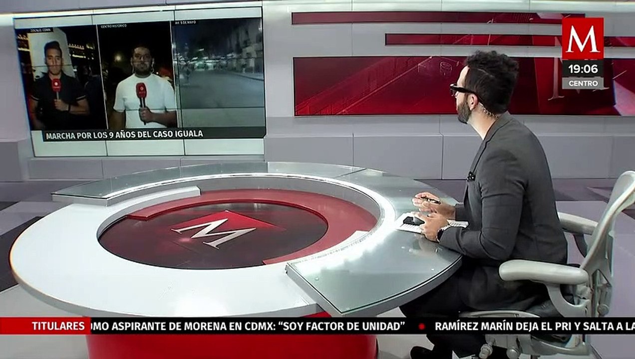 Contingente de los padres de los 43 normalistas de Ayotzinapa llega al Zócalo
