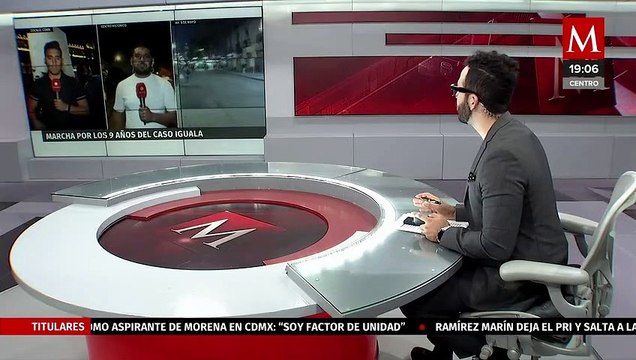 Contingente de los padres de los 43 normalistas de Ayotzinapa llega al Zócalo