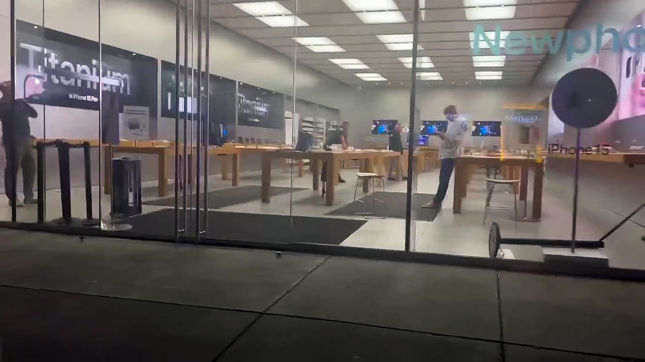 Apple Store looted in Philadelphia