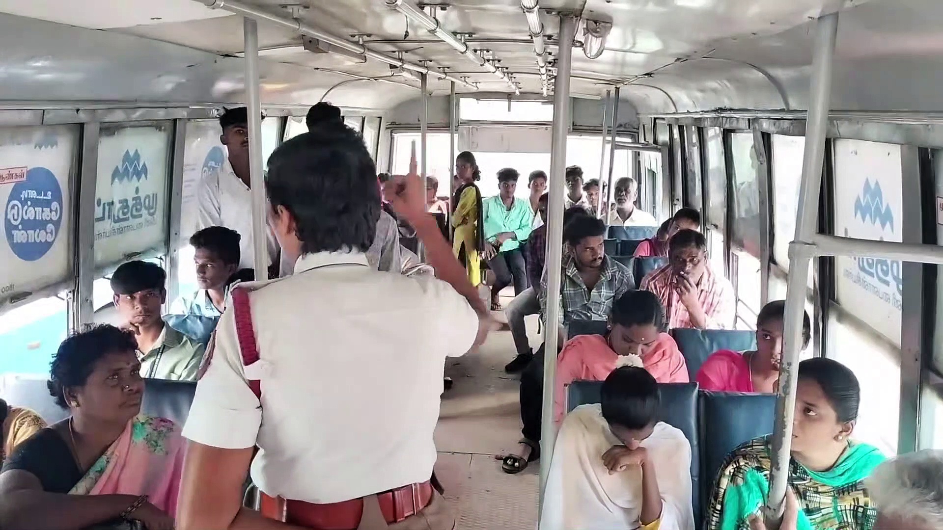 பயணிகள் முகம் சுளிக்கும் வகையில் நடந்துகொண்ட மாணவர்கள்; அரசுப் பேருந்தில் அதிரடி காட்டிய பெண் போலீஸ்