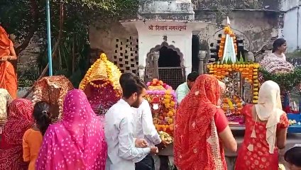 मंदिरों से सामूहिक रुप से बैंड बाजों के साथ ठाकुर जी के डोले