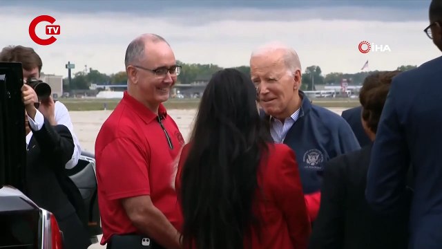 ABD Başkanı Biden, uçaktan indiği sırada az daha düşüyordu