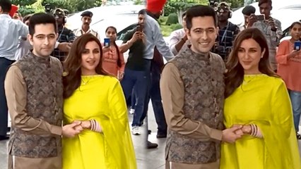 Video herunterladen: Parineeti Chopra Heads To Sasural, Seen With Raghav Chadha At Delhi Airport