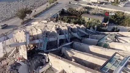 La version finale de l'engin de chantier, devenue une tombe pour l'opérateur, a de nouveau révélé le visage brutal de la destruction.