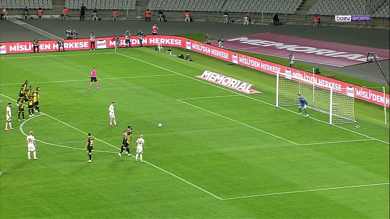 ايكاردي يهدر هدف من ركلة جزاء والمرمى خالي تمامًا