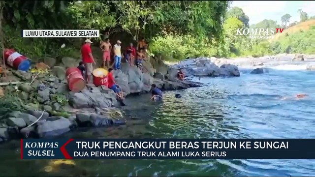 Truk Pengangkut Beras Terjun Ke Sungai Dua penumpang truk alami luka serius