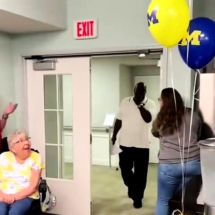 Une Surprise Mémorable : Les Résidents d'une Maison de Retraite Fêtent l'Anniversaire de leur Conducteur de Bus !