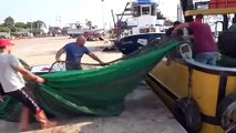 Balıkçılar şaştı kaldı: Denizden balık yerine çuval çuval pirinç çıktı