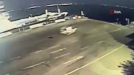 Dalgın sürücü denize uçan araçtan yüzerek çıktı