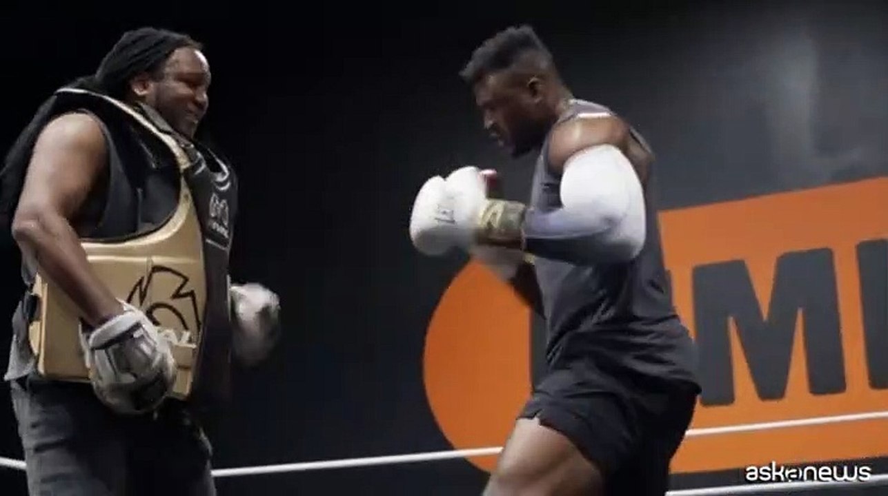Mike Tyson allena Francis Ngannou per il match con Tyson Fury