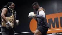 Mike Tyson allena Francis Ngannou per il match con Tyson Fury