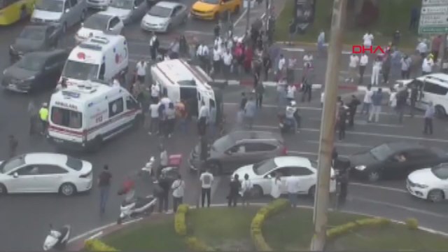 Vatan Caddesi'nde ambulans devrildi