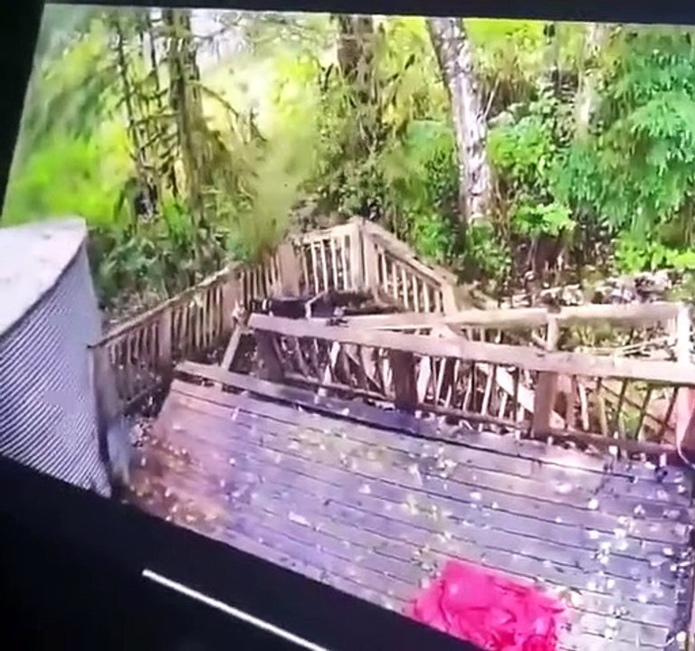 Il livre plusieurs colis sur une terrasse, elle finit par s'effondrer (Vidéo) !