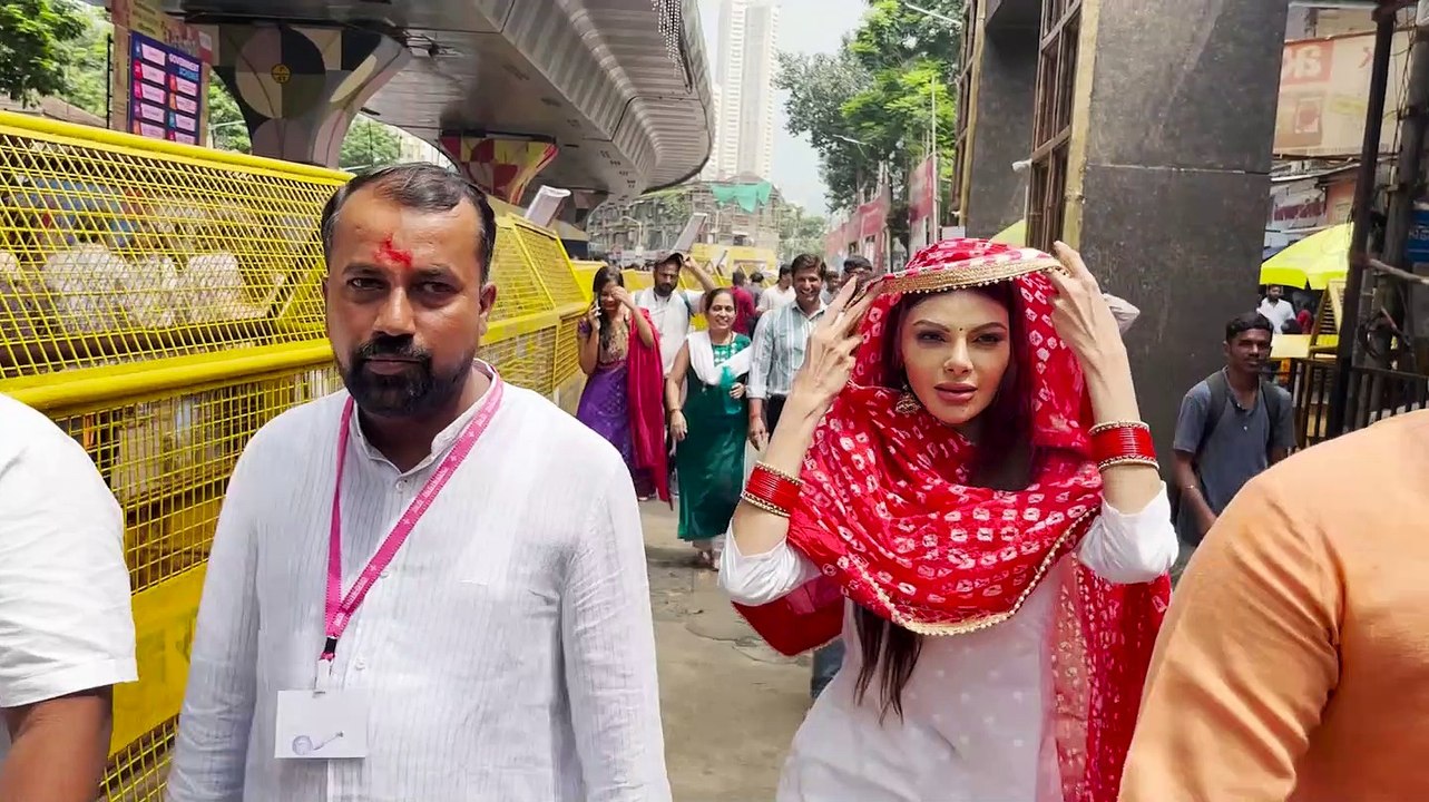 Rajkummar Rao, Patralekhaa visit Lalbaugcha Raja