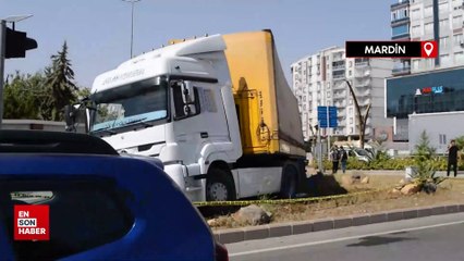 Sürücüsü 'dur' ihtarına uymayınca lastiklerine ateş edilen TIR, refüje çıktı.