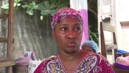 Andréa Koffi reconvertie en vendeuse de chips de bananes après deux ans de paralysie et un accident de circulation.