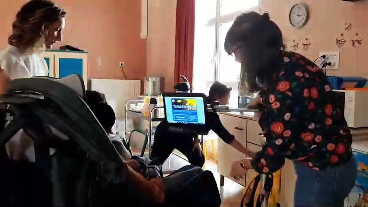 Des jeunes polyhandicapés à Bois-Guillaume communiquent grâce à des commandes oculaires