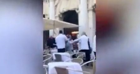 İtalya'nın ünlü San Marco meydanında, sandalyelerin havada uçuştuğu kavga sosyal medyada gündem oldu