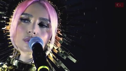 Şarkıcı Gülşen'den Amerikan tarzı İstiklal Marşı!