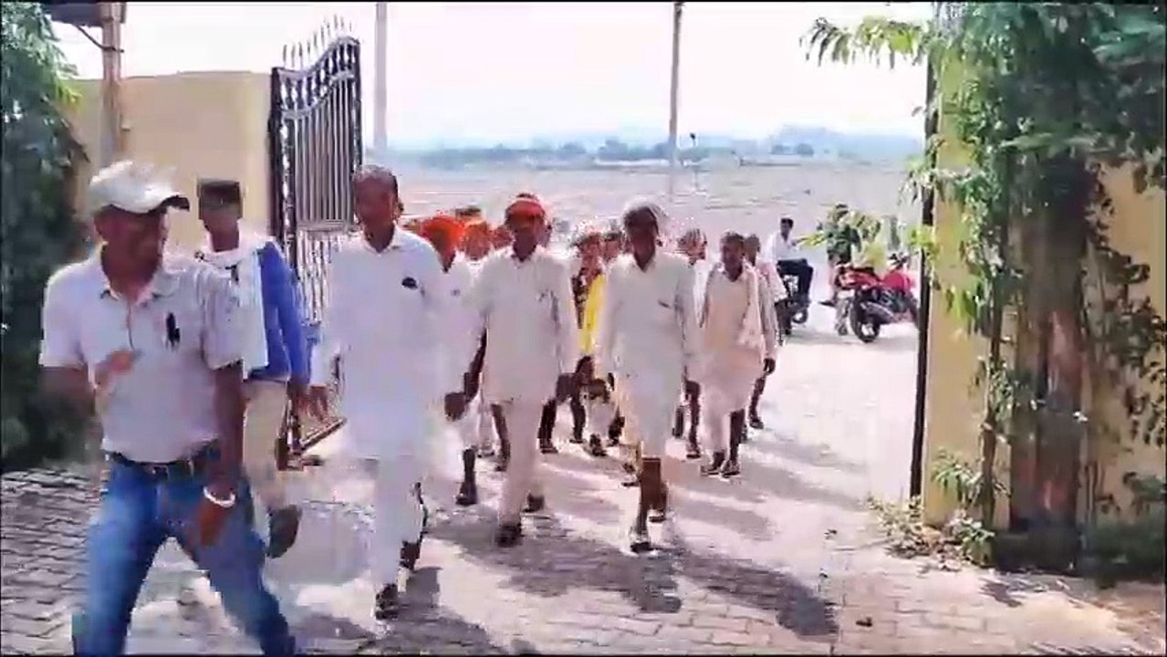 कनिष्ठ लिपिक के स्थानांतरण को रोकने के लिए सरपंच ने खोला मोर्चा, एसडीएम को सौंपा ज्ञापन
