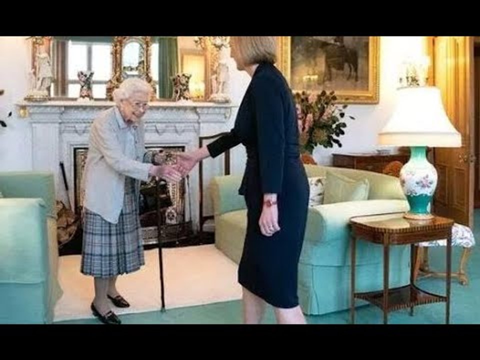 Sourire et poignée de main pour le 15e Premier ministre de Queen's