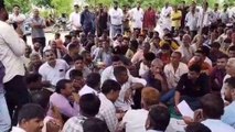 उदयपुर: ठेकेदार के तानाशाही रवैये से ग्रामीण परेशान, धरने पर बैठे, देखें ये VIDEO
