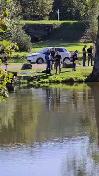 Les gendarmes fouillent un étang sur le chemin entre la maison de Lina et la gare