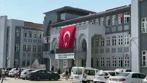 Le nom du lycée anatolien des martyrs du 15 juillet de Düzce a-t-il été changé? Son nouveau nom est-il devenu lycée de Düzce? Quelle est la déclaration du gouvernement de Düzce? A-t-il pris du recul?