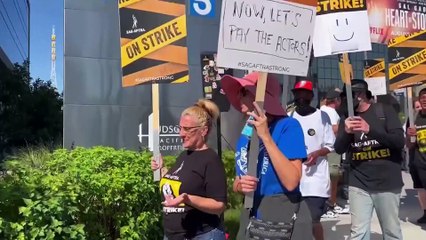 شاهد: كتّاب السيناريو يستأنفون عملهم بعد الاتفاق مع استوديوهات هوليوود