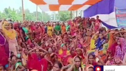 सुपौल: सरकारी विद्यालय में कार्यरत रसोईयों ने दिया धरना, डीएम को सौंपा ज्ञापन