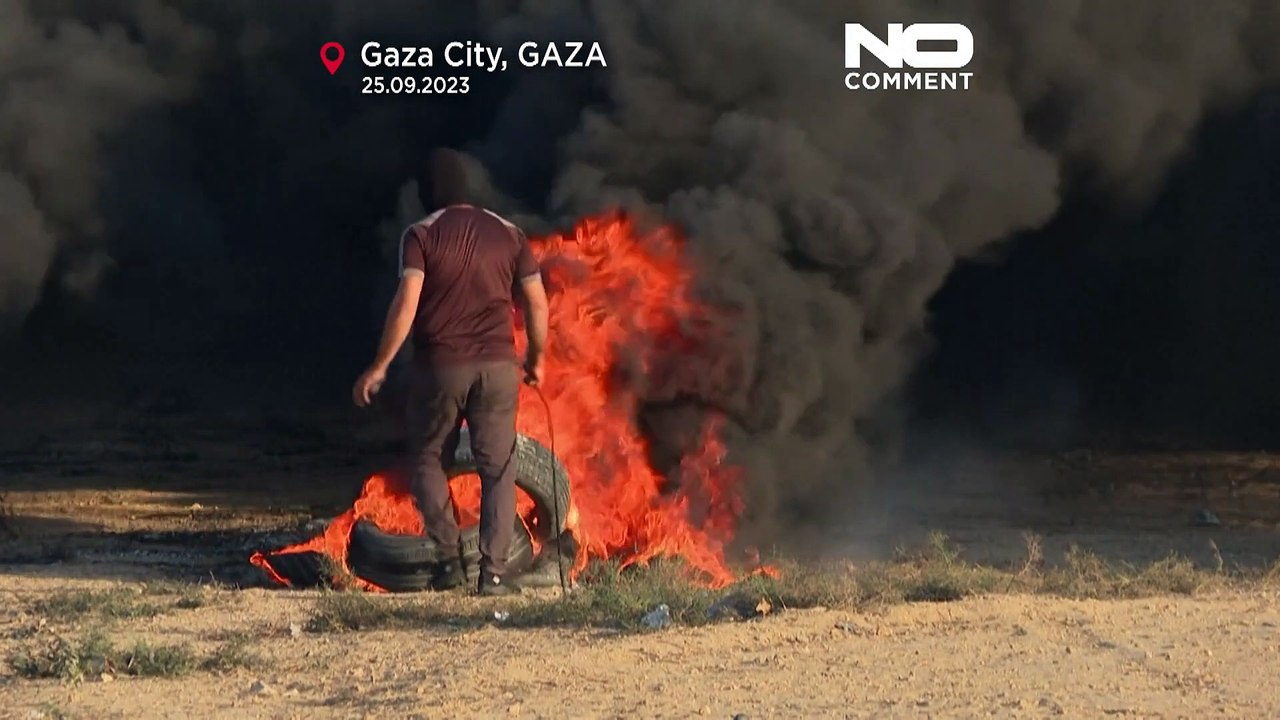 Brennende Reifen in Gaza an der Grenze zu Israel