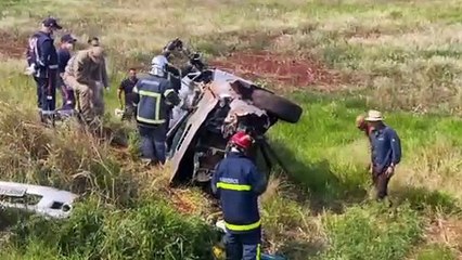 Idoso de 71 anos capota caminhonete na BR-376 em Apucarana