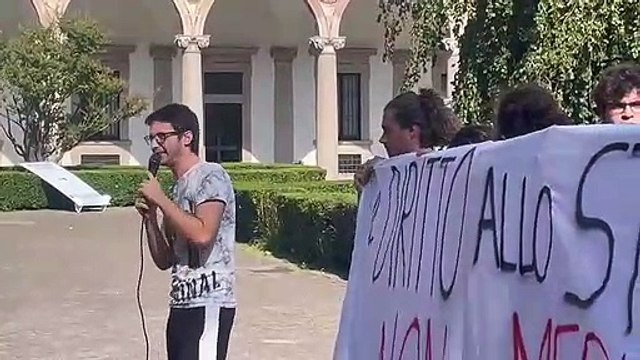 Studenti contro il caro-affitti, presidio alla Statale di Milano: Il diritto allo studio non si merita