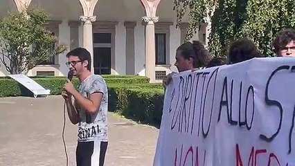 Studenti contro il caro-affitti, presidio alla Statale di Milano: "Il diritto allo studio non si merita"
