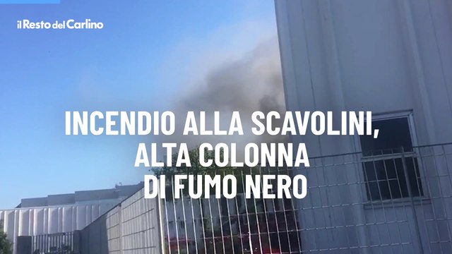 Incendio alla Scavolini, alta colonna di fumo nero