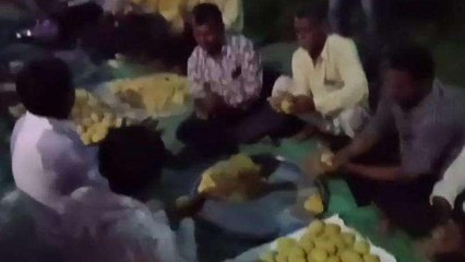 देवास: भारतीय किसान संघ का अनोखा विरोध, प्रदर्शन के दौरान बनाई दाल-बाटी