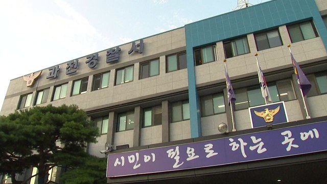 흉기 들고 어머니 때린 중학생...테이저건으로 제압 / YTN