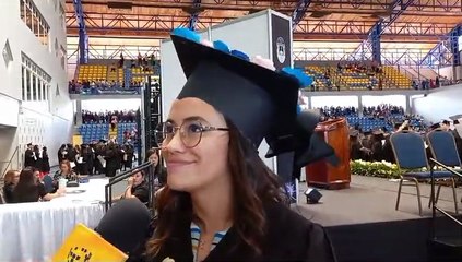 Hondureña dedica su título universitario a su padre fallecido