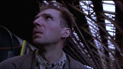 Spider.2002.Ossessionato da eventi della sua infanzia uno psicotico affronta il mondo dopo essere stato dimesso da un ospedale psichiatrico.