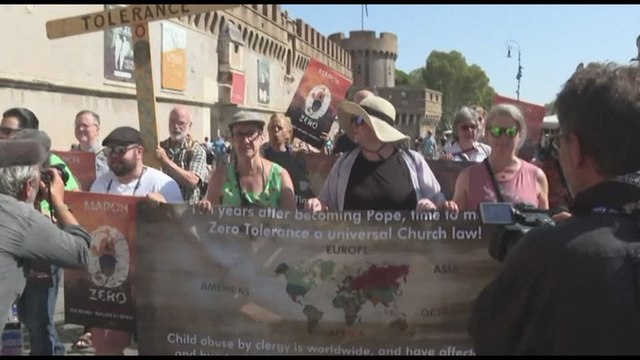 Protesta davanti al Vaticano contro gli abusi sessuali nella Chiesa