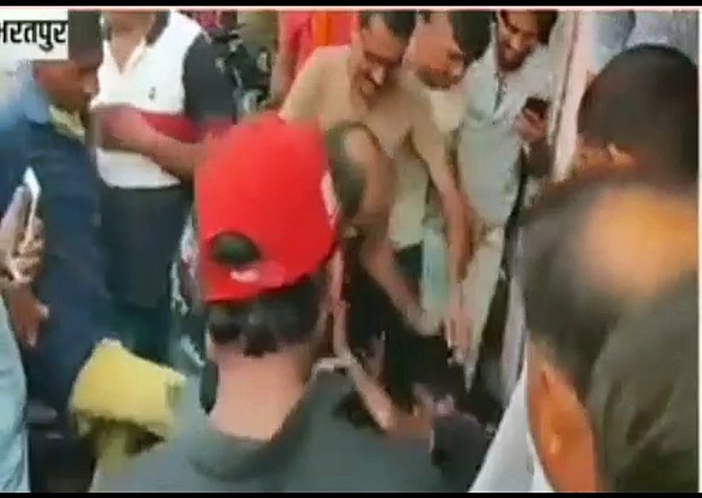 शोभायात्रा में पकड़ा जेबकतरा, की इस कदर धुनाई