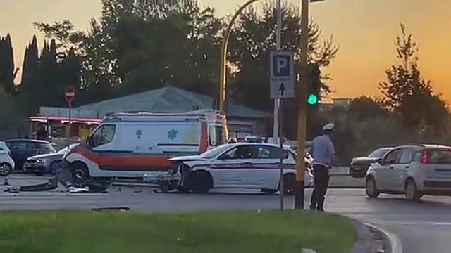 Incidente in viale Guidoni, coinvolta un'auto della Municipale