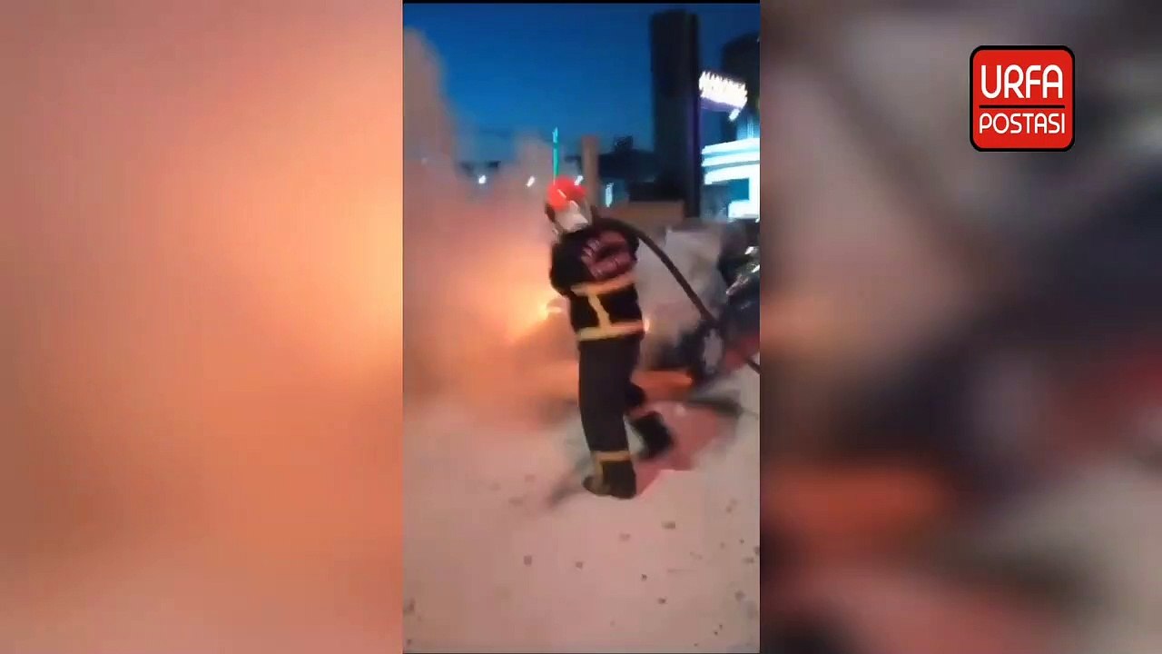 Şanlıurfa'da seyir halindeki araç alev alev yandı