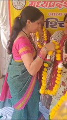 भूख हड़ताल पर बैठीं महिला पटवारियों ने हाथ पर मेंहदी से लिखकर मांगा ग्रेड पे
