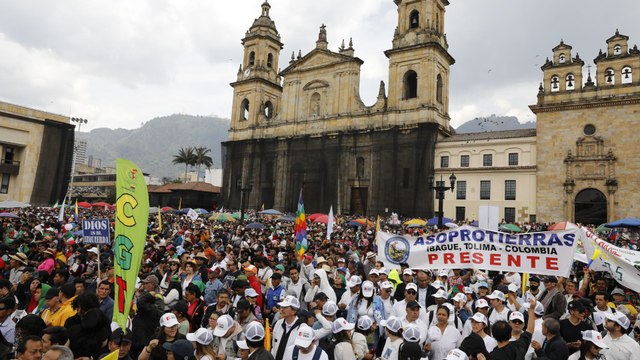 En medio de cuestionamientos por apoyo del Gobierno a marchas, se realizan movilizaciones en respaldo al presidente Petro