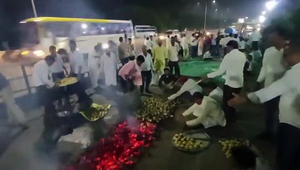 भारतीय किसान संघ का कलेक्टर परिसर के बाहर धरना जारी, बनाई दाल बाटी