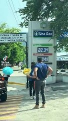 Padre acompaña a su hija a recibir flores amarillas y frustra el plan del pretendiente