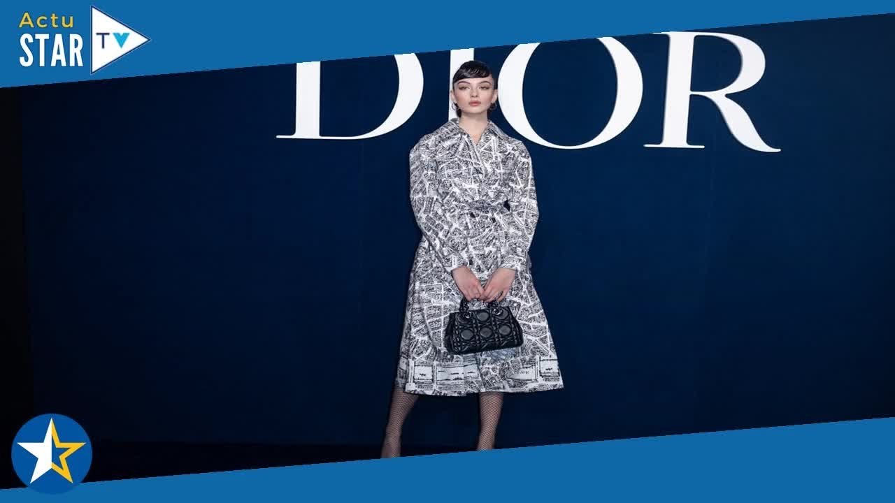 Deva Cassel  divine en mini robe noire dos nu, elle fait sensation à la fashion week de Milan