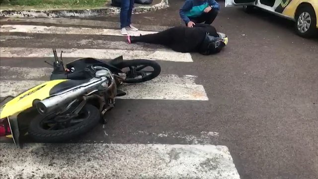 Mulher fica ferida em acidente de trânsito na Rua Afonso Pena com Rua Machado Assis
